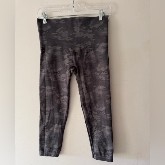 Spanx Look At Me Now Cropped Seamless Leggings In Sage Camo - Picture 5 of 6